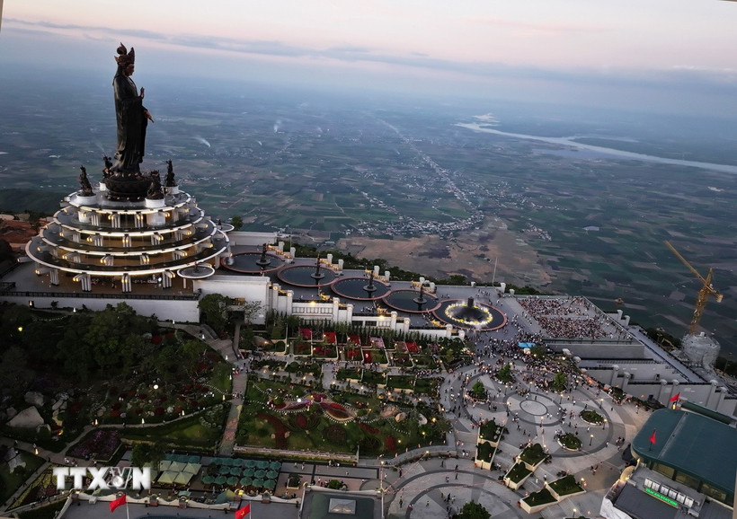 Đỉnh núi Bà Đen ở Tây Ninh với nhiều công trình tạo dấu ấn hút khách du lịch. (Ảnh: Thanh Tân/TTXVN)