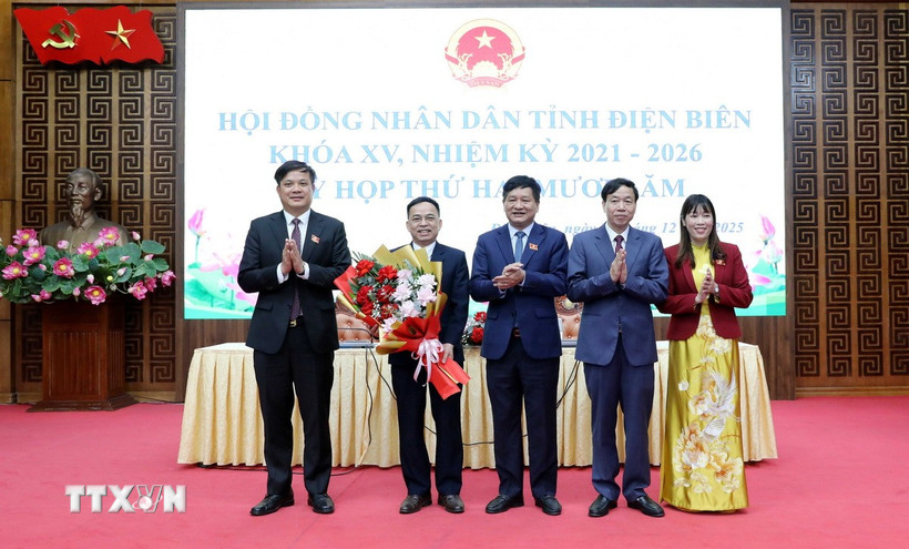 Lãnh đạo Hội đồng Nhân dân và Ủy ban Nhân dân tỉnh Điện Biên tặng hoa chúc mừng Phó Chủ tịch UBND tỉnh Điện Biên Nguyễn Văn Đoạt. (Ảnh: Trung Kiên/TTXVN)
