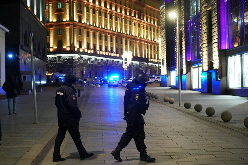 Cảnh sát Nga gác trên đường phố thủ đô Moskva. (Ảnh: AFP/TTXVN)