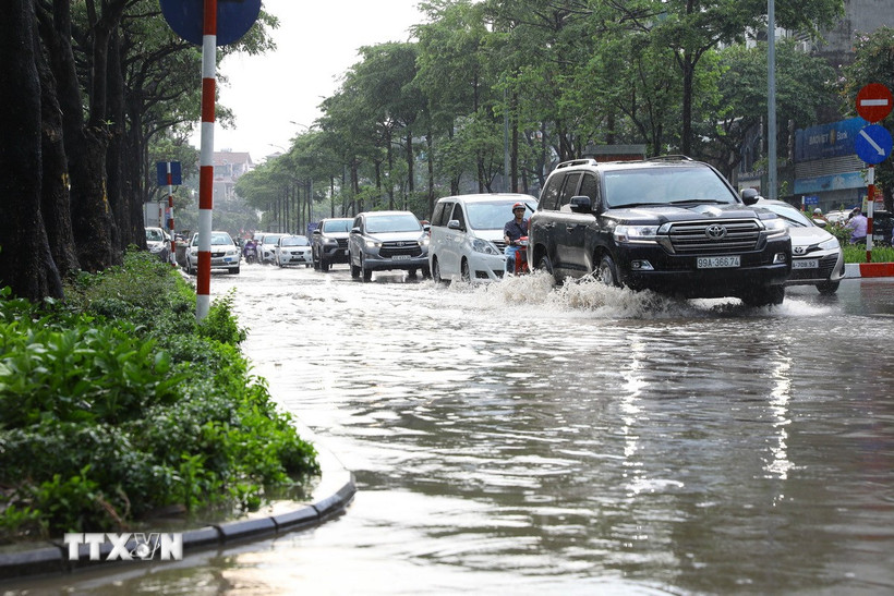 Ngã 3 phố Đào Tấn giao với Linh Lang ngập úng cục bộ. (Ảnh: Lê Đông/TTXVN)