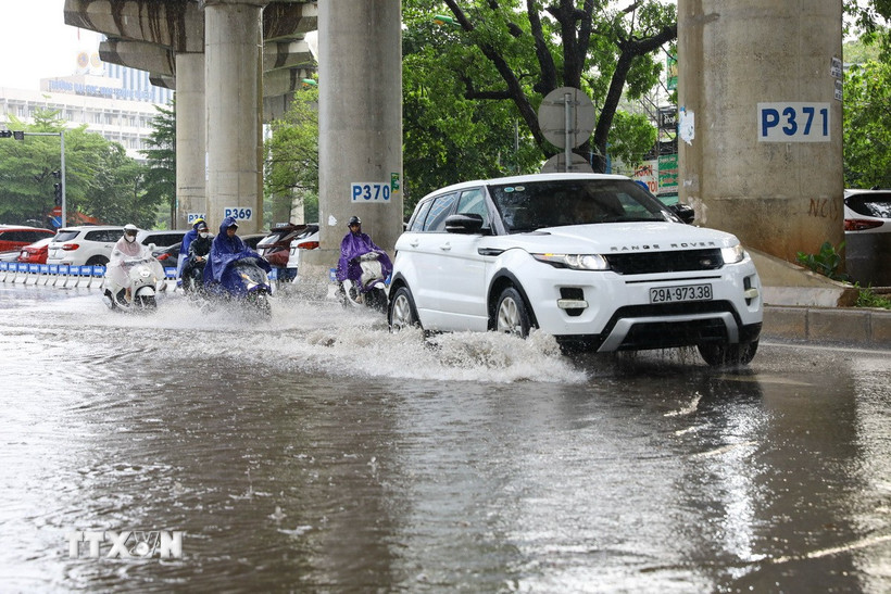 Khu vực trước cửa Đền Voi Phục ngập úng cục bộ sau trận mưa lớn. (Ảnh: Lê Đông/TTXVN)