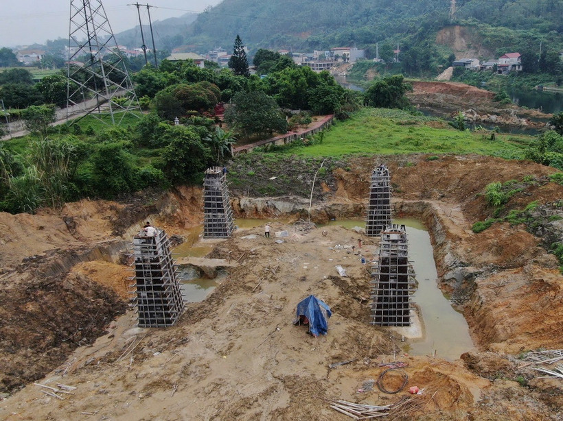Công nhân khẩn trương hoàn thiện những phần việc cuối chuẩn bị cho việc đổ bê tông hố cột VT260. (Ảnh: Tuấn Anh/TTXVN)