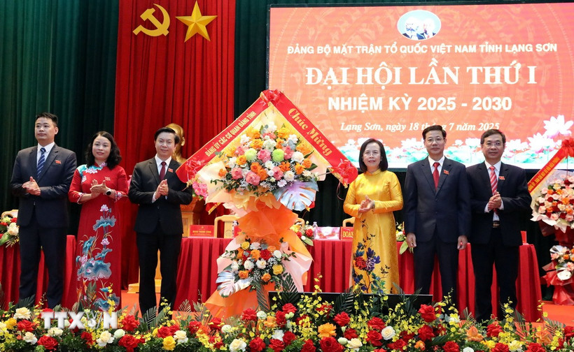 Lãnh đạo tỉnh Lạng Sơn chúc mừng thành công Đại hội Đảng bộ Mặt trận Tổ quốc Việt Nam tỉnh Lạng Sơn lần thứ nhất, nhiệm kỳ 2025-2030. (Ảnh: Văn Đạt/TTXVN)
