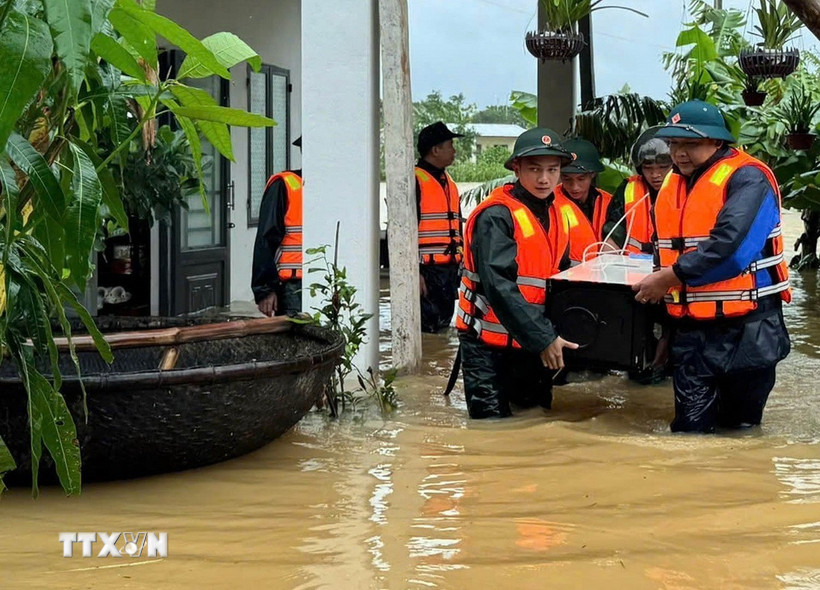 Lực lượng Bộ đội Biên phòng thành phố Đà Nẵng giúp dân vùng lũ vận chuyển tài sản đến nơi an toàn. (Ảnh: Trần Tĩnh/TTXVN)