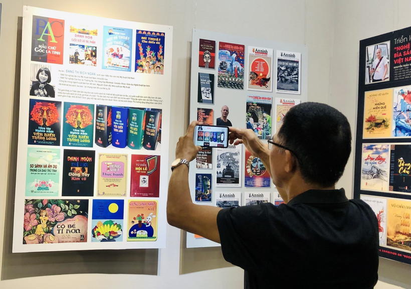 Khách tham quan Triển lãm "Nghệ thuật thiết kế bìa sách, báo và tạp chí Việt Nam năm 2025." (Ảnh: Phương Lan/TTXVN)