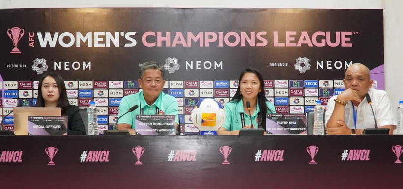 Huấn luyện viên Nguyễn Hồng Phẩm và tiền đạo Huỳnh Như tại buổi họp báo. (Ảnh: Trung Tuyến/TTXVN)