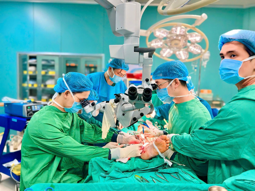 Các bác sỹ thực hiện ca phẫu thuật. (Nguồn: Bệnh viện Bệnh Nhiệt đới Trung ương)