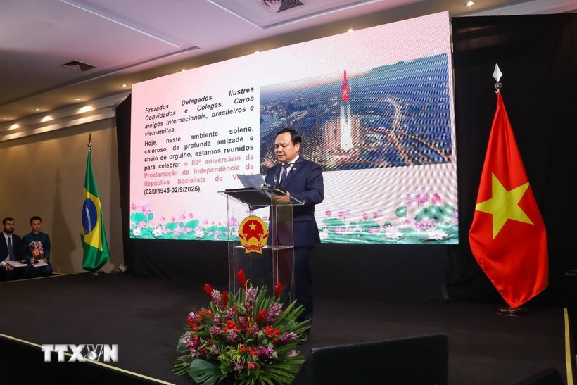 Đại sứ Việt Nam tại Brazil Bùi Văn Nghị phát biểu tại lễ kỷ niệm 80 năm Cách mạng Tháng Tám và Quốc khánh 2/9. (Ảnh: Đại sứ quán Việt Nam tại Brazil/TTXVN phát)