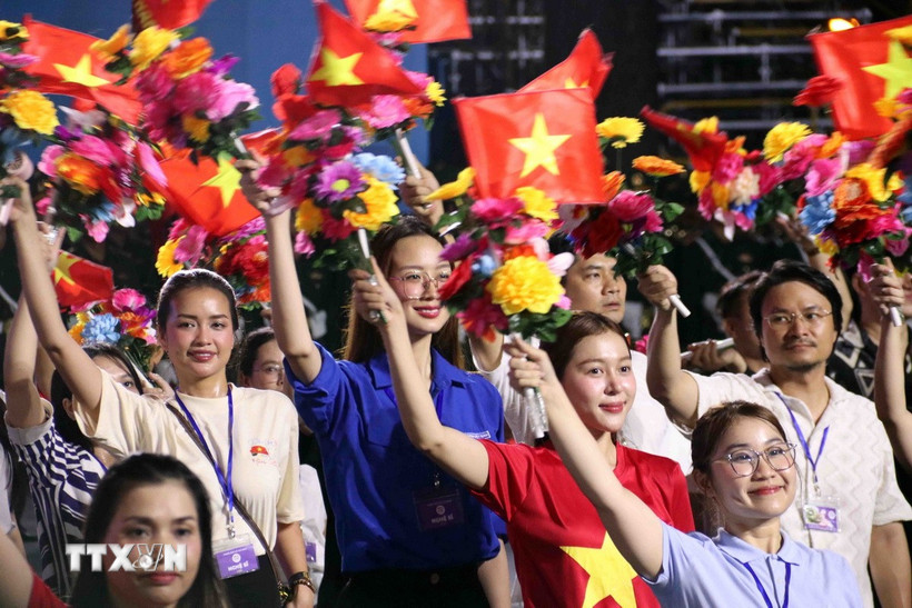 Tham gia khối diễu hành Văn hóa-Thể thao-Truyền thông có sự tham gia của nhiều hoa hậu, nghệ sỹ tiêu biểu. (Ảnh: Xuân Khu/TTXVN)