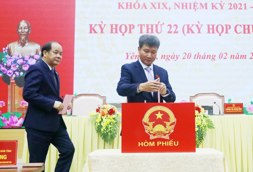 Bí thư Tỉnh ủy Yên Bái Trần Huy Tuấn bỏ phiếu bầu chức danh Trưởng Ban Kinh tế-Ngân sách và Phó Trưởng Ban Kinh tế-Ngân sách. (Ảnh: Đinh Thùy/TTXVN)