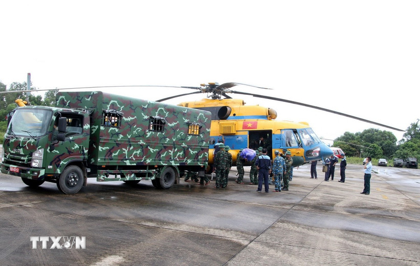 Lực lượng cứu trợ vận chuyển mỳ tôm, lương khô, nước... lên trực thăng để chuyển đến các xã phía Tây Nghệ An đang bị cô lập. (Ảnh: Văn Tý/TTXVN)