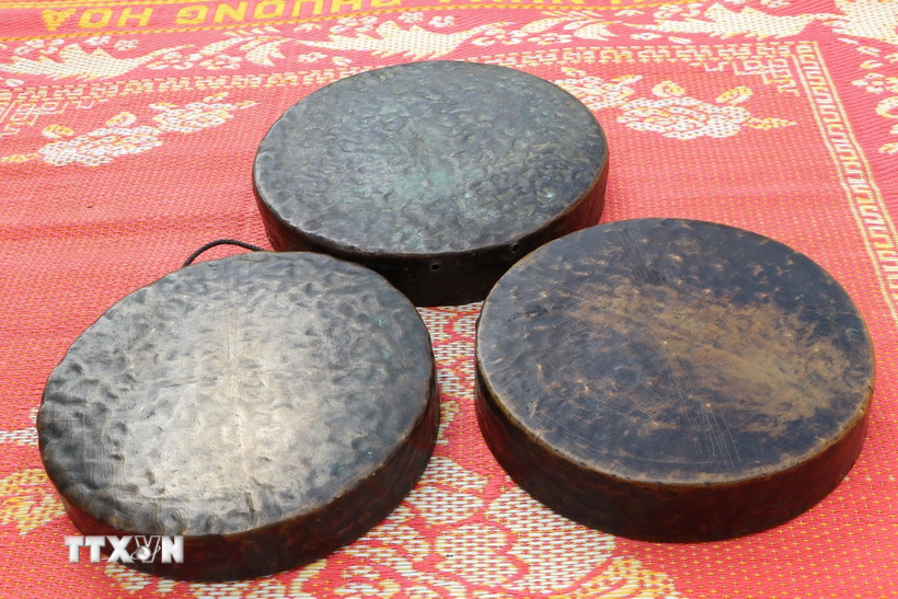 Bộ chiêng ba của nghệ nhân ưu tú Đinh Văn Ngược. (Ảnh: Đinh Hương/TTXVN)