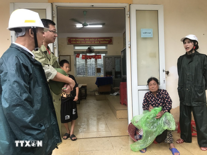 53 hộ dân phường Cửa Lò (Nghệ An) đã được đưa đến các điểm tránh trú tập trung như trường học, nhà văn hóa. (Ảnh: Văn Tý/TTXVN)