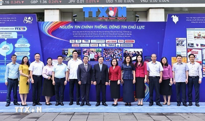 Phó Trưởng ban Thường trực Ban Tuyên giáo và Dân vận Trung ương Lại Xuân Môn cùng lãnh đạo cơ quan và đơn vị chức năng của TTXVN. (Ảnh: Minh Đức/TTXVN)