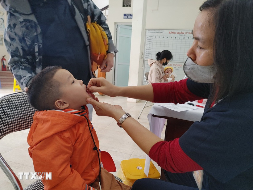 Cho trẻ uống Vitamin A tại Trạm Y tế phường Đông Ngạc (Hà Nội). (Ảnh: Nguyễn Cúc/TTXVN)
