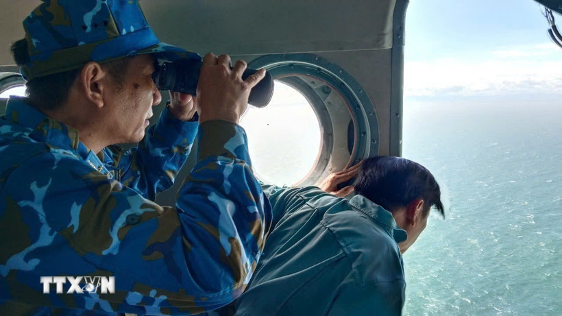 Lực lượng không quân của Bộ Quốc phòng đang tìm kiếm trên biển. (Ảnh: TTXVN phát)