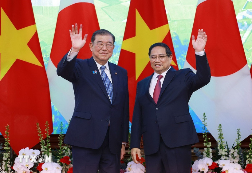 Thủ tướng Phạm Minh Chính và Thủ tướng Nhật Bản Ishiba Shigeru chụp ảnh chung trước hội đàm. (Ảnh: Dương Giang/TTXVN)