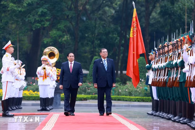 Thủ tướng Phạm Minh Chính và Thủ tướng Nhật Bản Ishiba Shigeru duyệt Đội danh dự Quân đội Nhân dân Việt Nam. (Ảnh: Dương Giang/TTXVN)