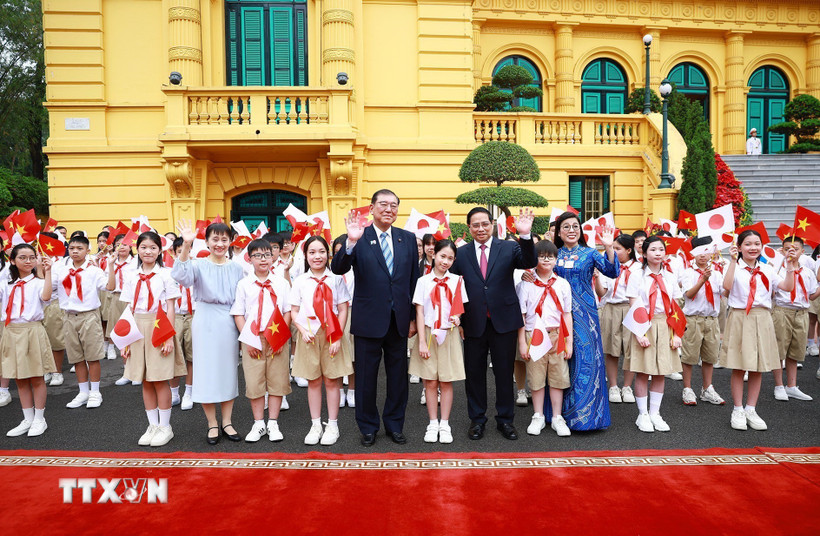 Thủ tướng Phạm Minh Chính và Phu nhân cùng Thủ tướng Nhật Bản Ishiba Shigeru và Phu nhân với thiếu nhi Thủ đô. (Ảnh: Dương Giang/TTXVN)