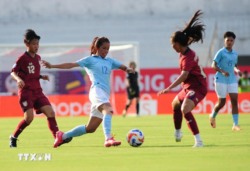 Pha tranh bóng của cầu thủ hai đội. (Ảnh: Hoàng Ngọc/TTXVN)