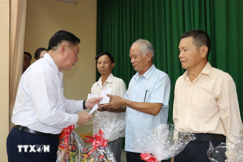 Trưởng Ban Tuyên giáo và Dân vận Trung ương Nguyễn Trọng Nghĩa trao quà cho nhân dân xã Tuyên Bình, tỉnh Tây Ninh. (Ảnh: Thanh Bình/TTXVN)