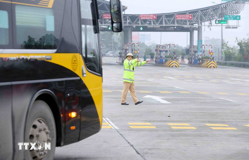 Kiểm tra xe khách. (Ảnh minh họa. Nguồn: TTXVN)