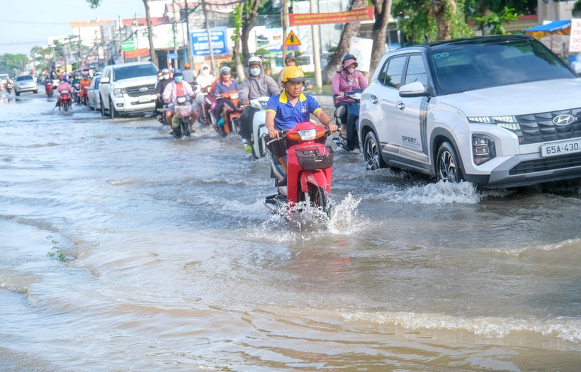 Một đoạn đường từng bị ngập do triều cường. (Ảnh minh họa: Thanh Liêm/TTXVN)