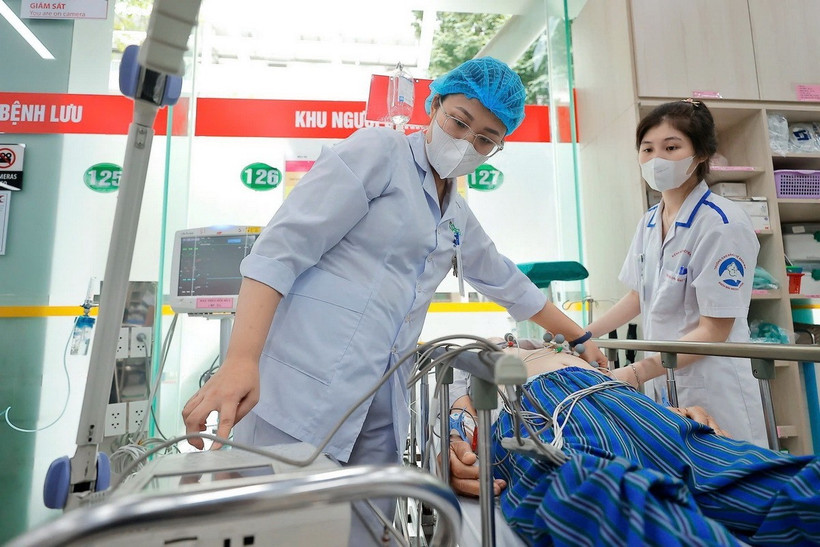 Hoạt động cấp cứu cho bệnh nhân nặng tại Trung tâm Cấp cứu A9, Bệnh viện Bạch Mai. (Ảnh: Minh Quyết/TTXVN)