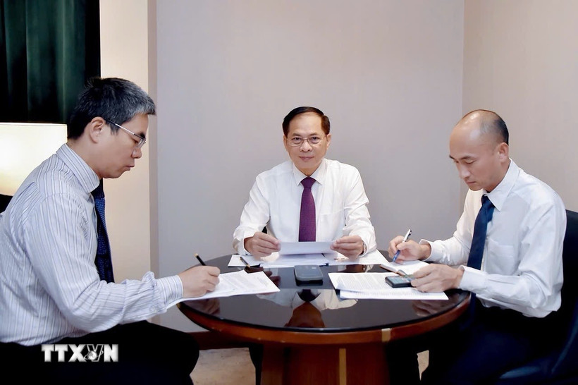 Phó Thủ tướng, Bộ trưởng Ngoại giao Bùi Thanh Sơn điện đàm với Bộ trưởng Ngoại giao Hàn Quốc Cho Hyun. (Ảnh: TTXVN phát)