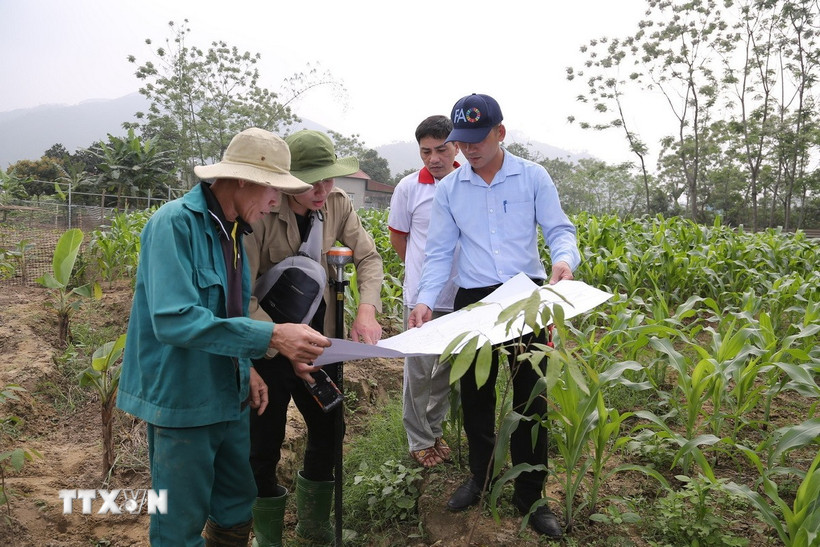 Các đơn vị trực thuộc Sở Nông nghiệp và Môi trường tỉnh Yên Bái khảo sát, đo đạc tuyến đường sắt Lào Cai-Hà Nội-Hải Phòng. (Ảnh: TTXVN phát)