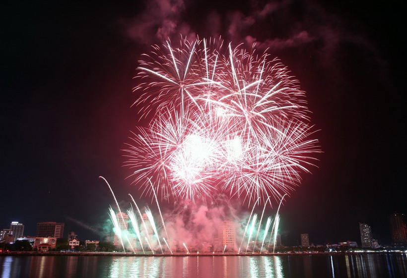 Màn trình diễn pháo hoa của đội Đà Nẵng-Việt Nam tại Lễ hội Pháo hoa Quốc tế Đà Nẵng 2024. (Ảnh: Trần Lê Lâm/TTXVN)