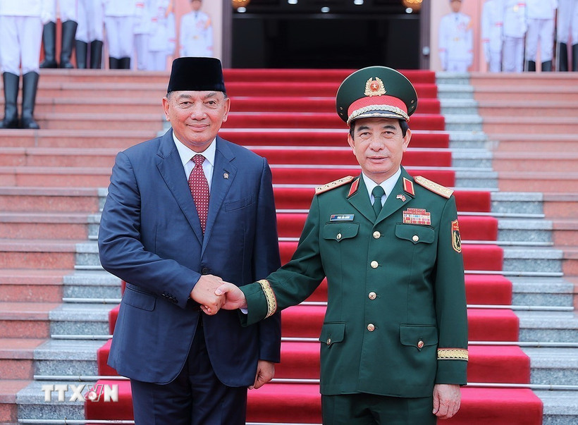 Đại tướng, Bộ trưởng Bộ Quốc phòng Phan Văn Giang và Bộ trưởng Bộ Quốc phòng Indonesia Sjafrie Sjamsoeddin tại lễ đón. (Ảnh: An Đăng/TTXVN)
