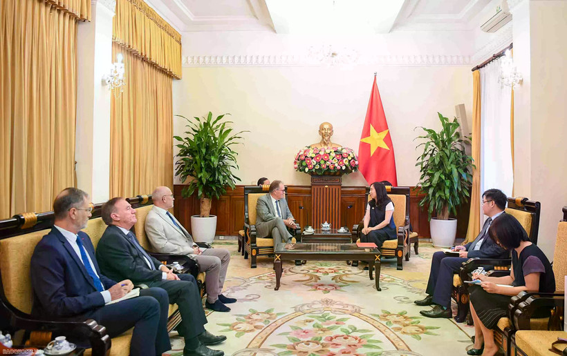 Thứ trưởng Bộ Ngoại giao Lê Thị Thu Hằng tiếp Nhóm Nghị sỹ hữu nghị Pháp-Việt tại Thượng viện Pháp. (Nguồn: Thế giới và Việt Nam)