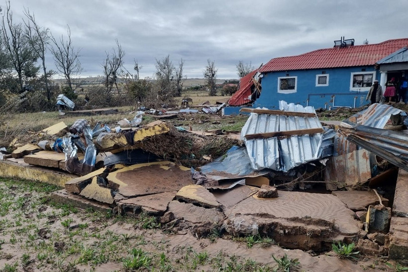 Nhà cửa bị hư hại do lũ quét tại tỉnh Đông Cape, Nam Phi ngày 11/6. (Ảnh: THX/TTXVN)