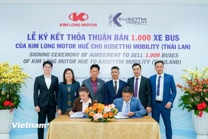 Ký kết cung ứng 1000 xe bus các loại. (Ảnh: Nguyên Lý - Văn Dũng)