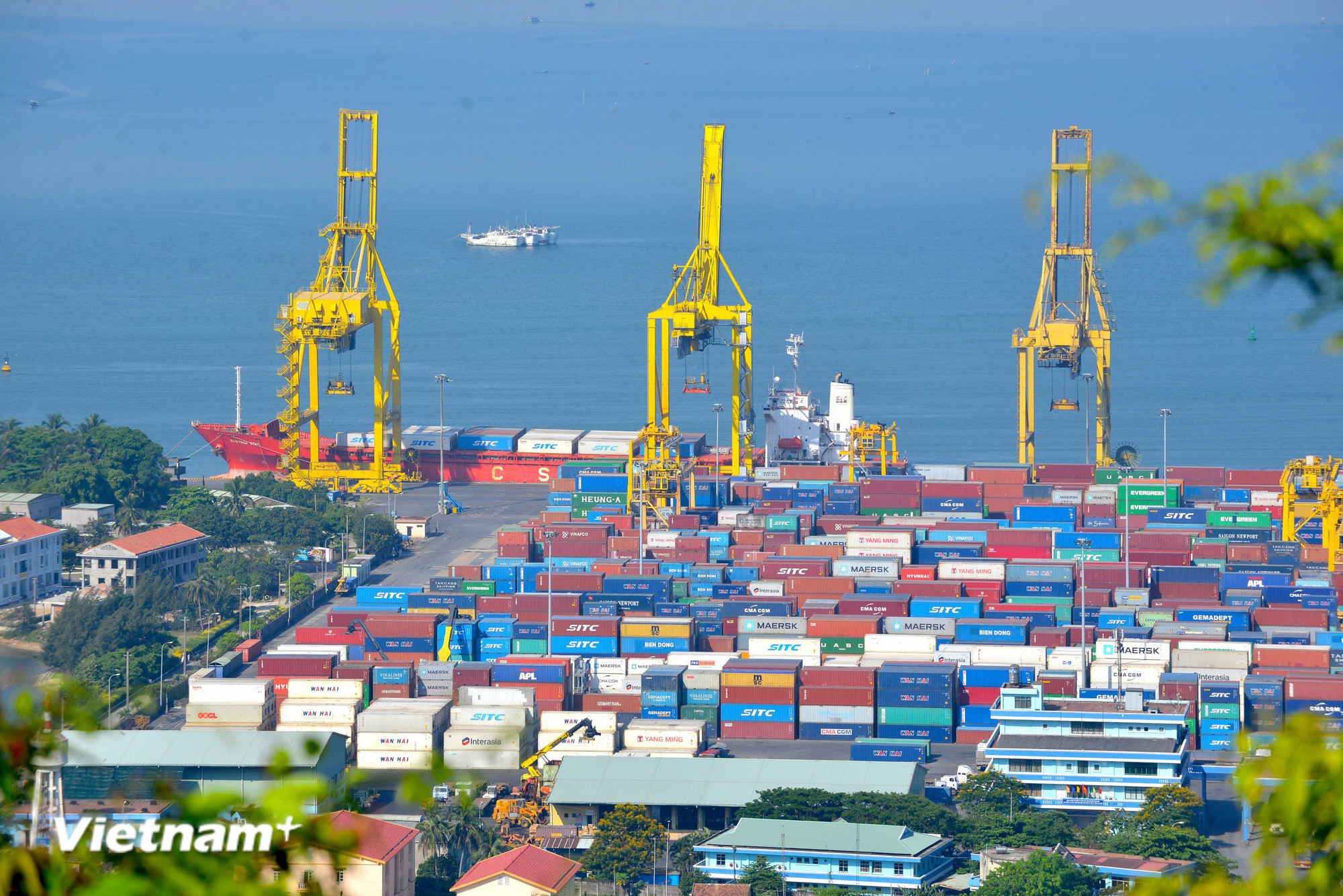 Việt Nam có hệ thống hạ tầng được đầu tư mạnh mẽ. Tuyến cao tốc Bắc – Nam gần 3.000 km dần hoàn thiện, nhiều bến cảng mới ở miền Bắc đi vào vận hành. (Ảnh: PV/Vietnam+)