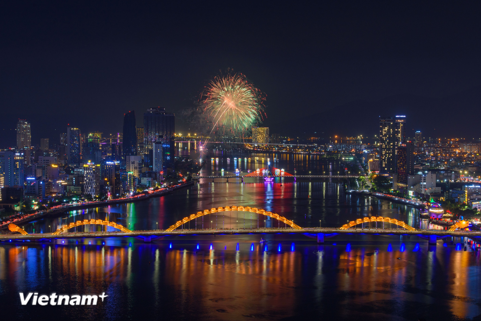 Toàn cảnh ven sông Hàn, thành phố Đà Nẵng khu vực trung tâm cầu Rồng. (Ảnh: Thanh Phong/Vietnam+)