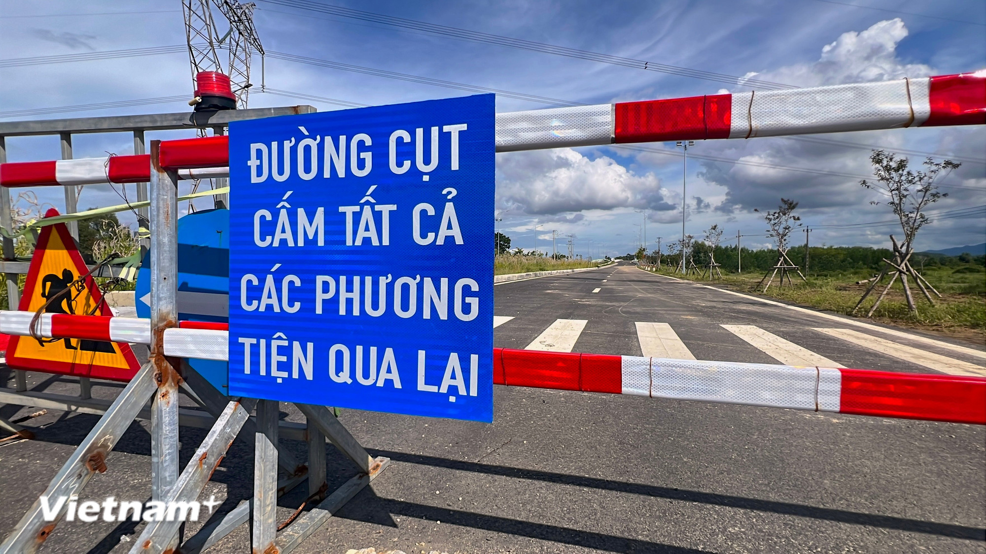 Mặc dù đã hoàn thành cầu Quảng Đà từ tháng 3, thế nhưng gần nửa năm qua cây cầu này vẫn chưa thể đưa vào sử dụng. (Ảnh: Thanh Phong/Vietnam+)