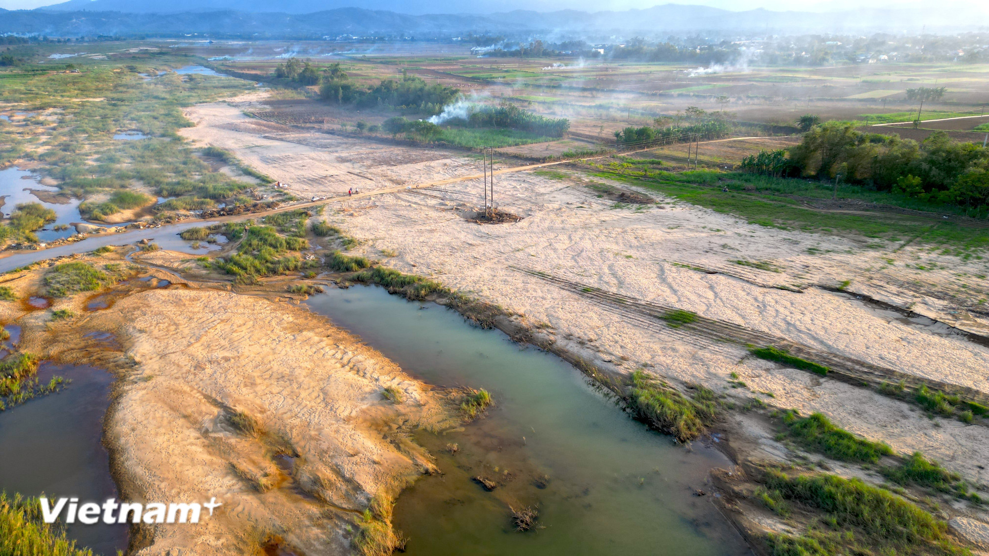 Những dải cát bồi lấp kéo dài xen dòng nước, cho thấy mức độ thiệt hại lớn của nông dân xã Gò Nổi (Đà Nẵng) sau đợt mưa lũ kéo dài ở miền Trung vừa qua. (Ảnh: Thanh Phong/Vietnam+)