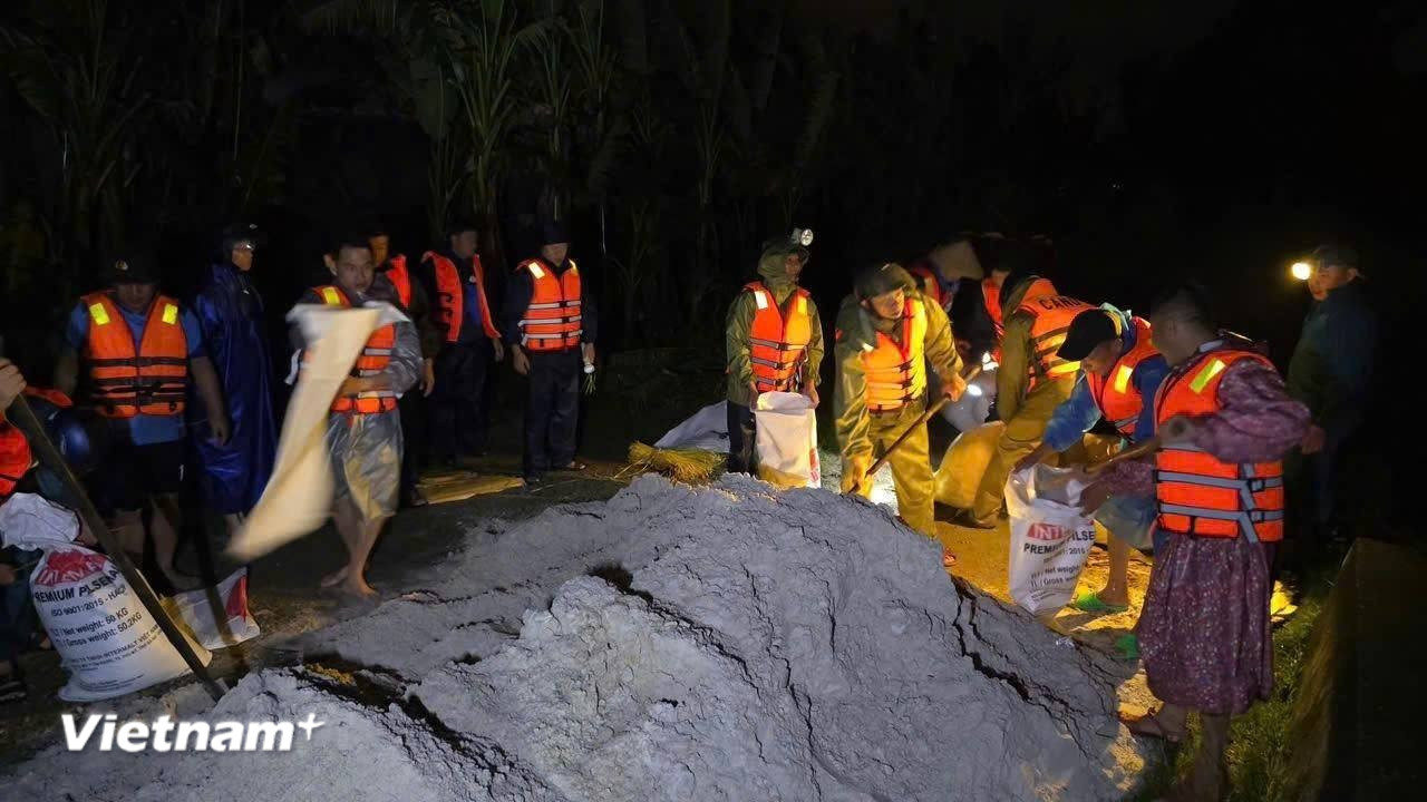 Lữ đoàn Tăng Thiết giáp 574 khắc phục kịp thời sự cố vỡ đê tại thôn Đồng Tràm Tây, xã Xuân Phú, Đà Nẵng. (Ảnh: PV/Vietnam+)