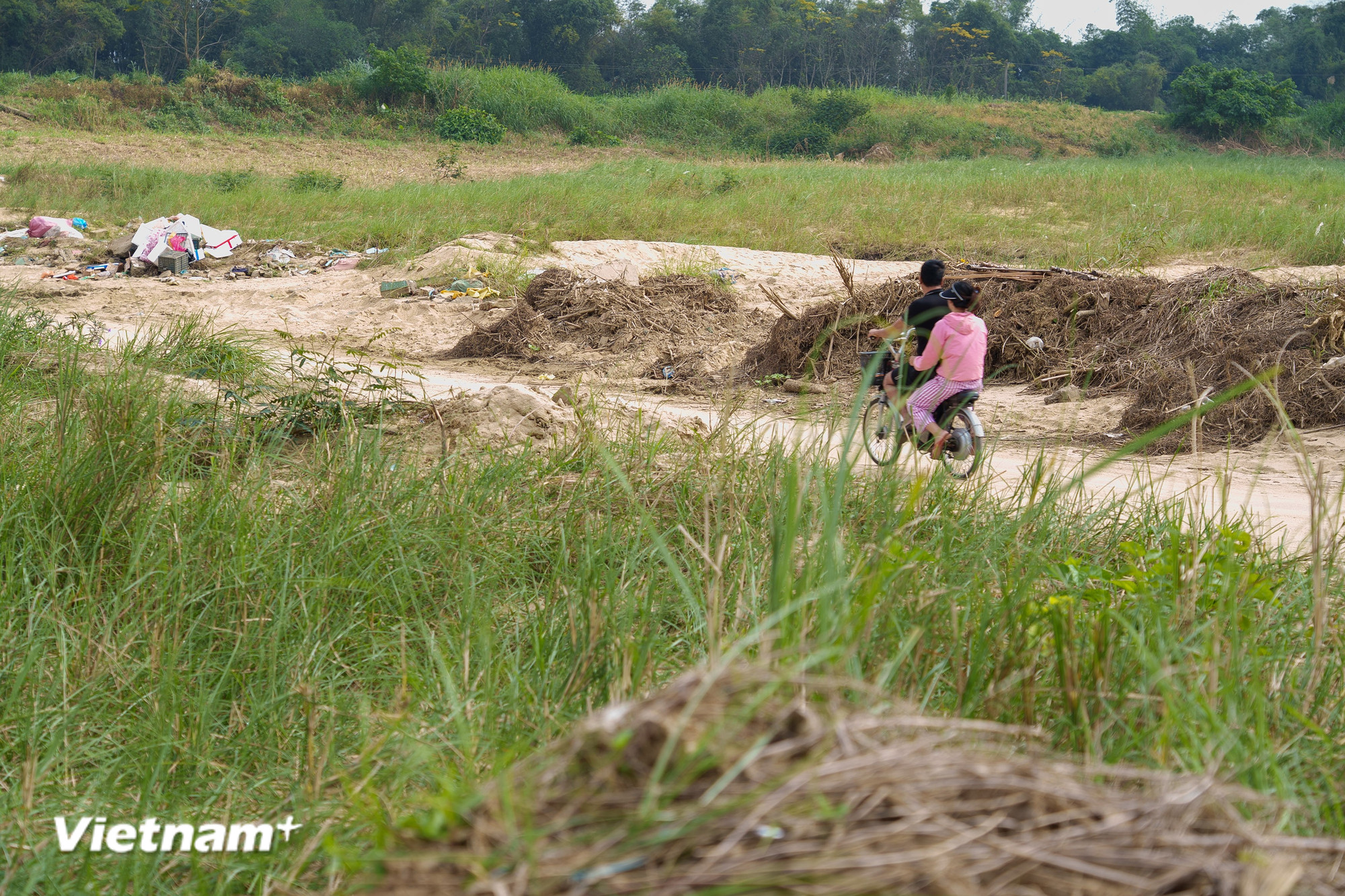 Khu vực canh tác hoa màu của người dân Gò Nổi dù đã hơn 1 tháng qua nhưng rác do lũ để lại vẫn chưa được dọn dẹp. (Ảnh: Thanh Phong/Vietnam+)