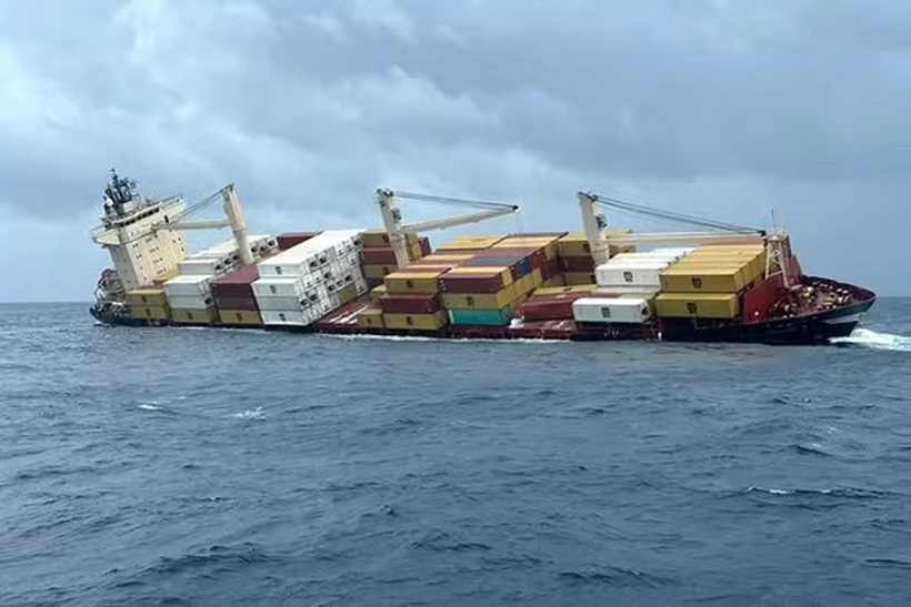 Tàu container MSC ELSA-3 gặp nạn ngoài khơi bờ biển Kerala, miền nam Ấn Độ. (Ảnh: Bộ Quốc phòng Ấn Độ)
