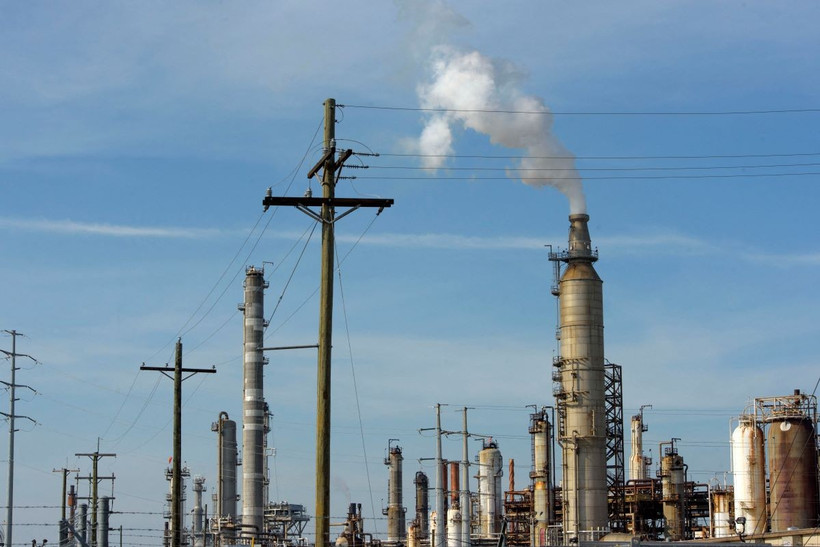 Khói thải bốc lên từ một nhà máy lọc dầu ở Houston, Texas, Mỹ. (Ảnh: AFP/TTXVN)