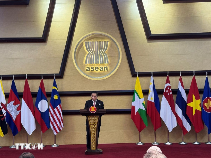 Tổng Thư ký ASEAN Kao Kim Hourn thông báo kết quả Hội nghị Cấp cao ASEAN lần thứ 46. (Ảnh: Đỗ Quyên/TTXVN)