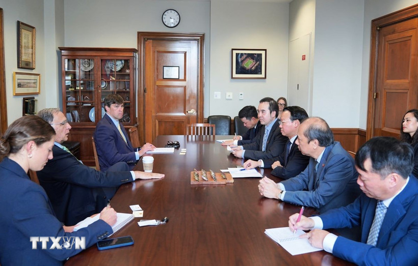 Bộ trưởng Nông nghiệp và Môi trường Đỗ Đức Duy làm việc với Chủ tịch Ủy ban Nông nghiệp, Dinh dưỡng và Lâm nghiệp Thượng viện Mỹ John Boozman. (Ảnh: Ngọc Quang/TTXVN)