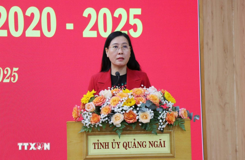 Ủy viên Trung ương Đảng, Bí thư Tỉnh ủy Quảng Ngãi Bùi Thị Quỳnh Vân phát biểu kết luận Hội nghị. (Ảnh: Phạm Cường/TTXVN)