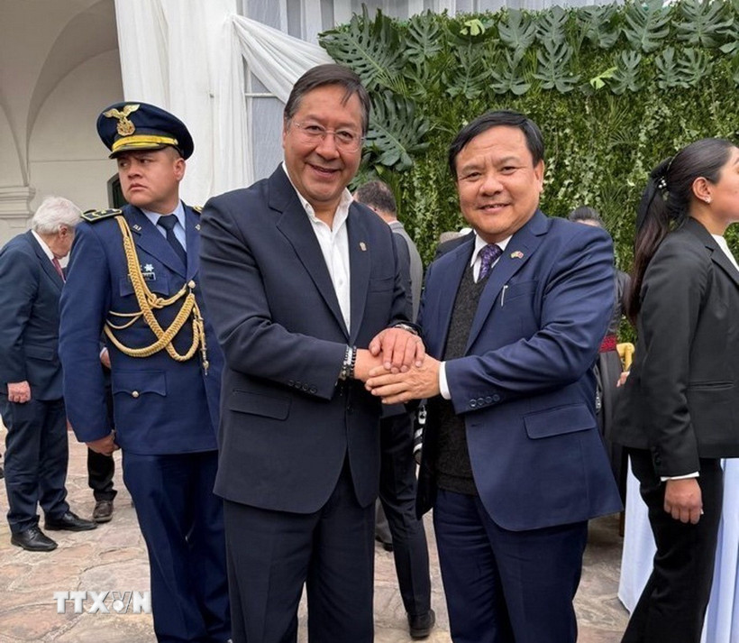 Đại sứ Bùi Văn Nghị chào xã giao Tổng thống Luis Alberto Arce. (Ảnh: TTXVN phát)