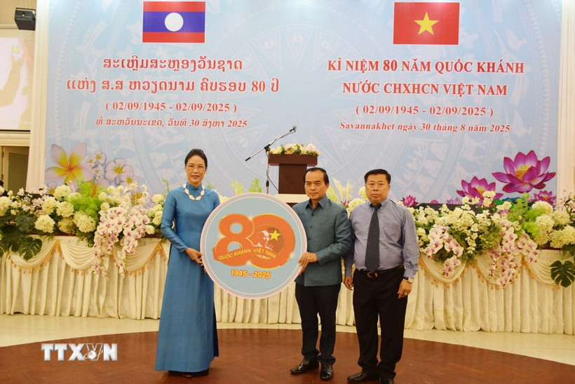 Các đại biểu chụp ảnh chung tại sự kiện. (Ảnh: TTXVN phát)