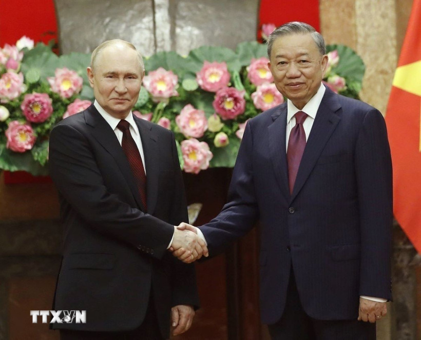 Chủ tịch nước Tô Lâm và Tổng thống Liên bang Nga Vladimir Putin chụp ảnh chung trưa 20/6/2024. (Ảnh: Nhan Sáng/TTXVN)
