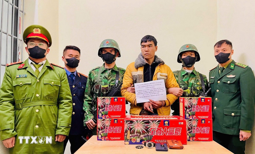 Bắt giữ đối tượng vận chuyển trái phép pháo lậu qua biên giới. (Ảnh: TTXVN phát)